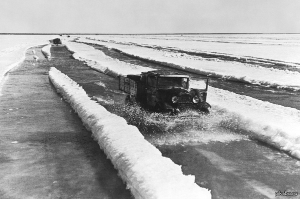 Дорога жизни.   По таящему льду везут хлеб в блокадный Ленинград.   Ленинград, война 41-45 г, СССР