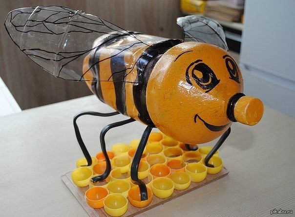 Пчелки из пластиковых бутылок для сада