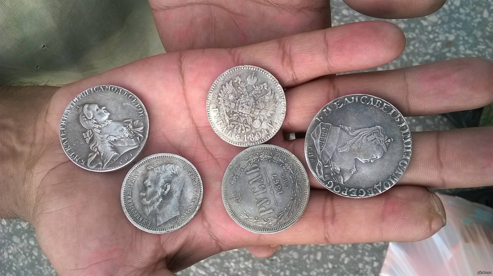 Предложили на парковке купить "старинные" монеты..